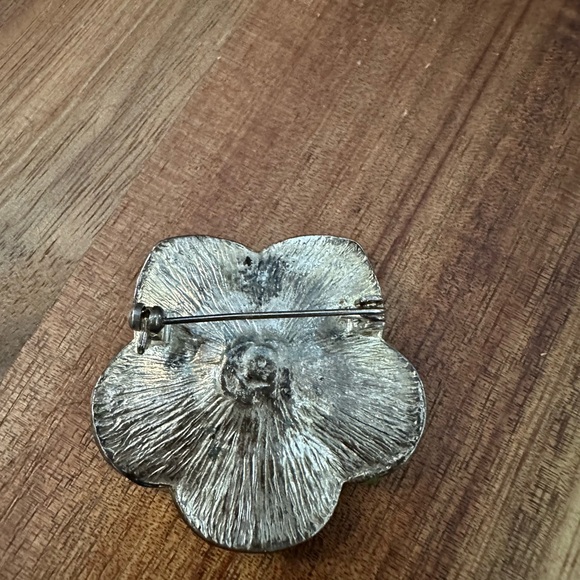 Green Enamel Flower Brooch. 6 Borealis Crystals. Gold Tone. 1.5”W - Picture 3 of 3